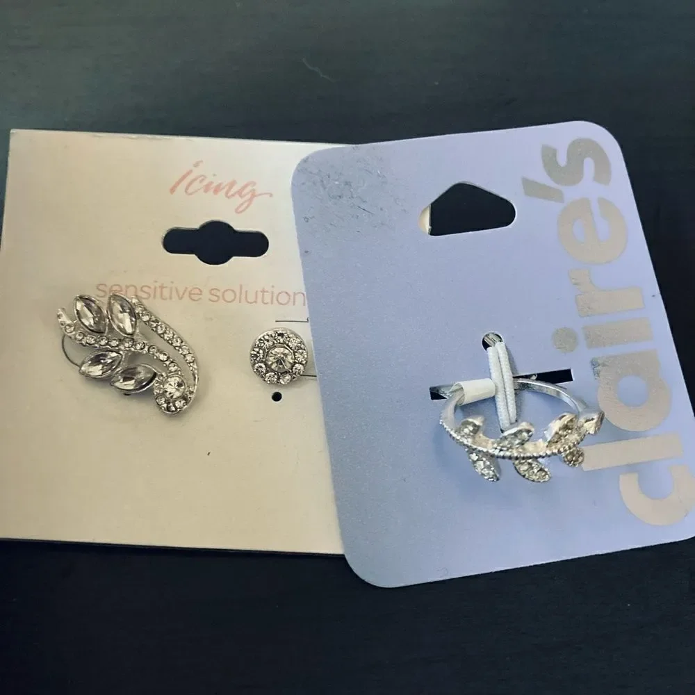 NWT Unique Silver Crystal Earrings & Leaves Ring Set